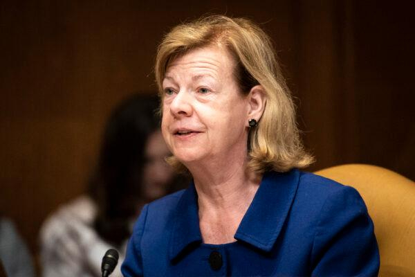 La senadora Tammy Baldwin (D-Wis.) habla en una audiencia sobre la solicitud de presupuesto del año fiscal 2024 del presidente para la Guardia Nacional y la Reserva en Washington el 1 de junio de 2023. (Madalina Vasiliu/The Epoch Times)