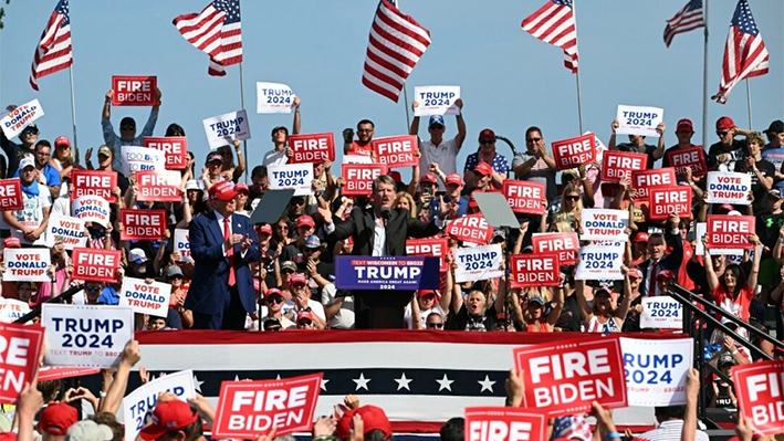 El aspirante republicano al Senado de EE. UU. Eric Hovde (D) habla en un acto de campaña del expresidente de EE. UU. y candidato presidencial republicano Donald Trump en Racine, Wisconsin, el 18 de junio de 2024. (Jim Watson/AFP vía Getty Images)