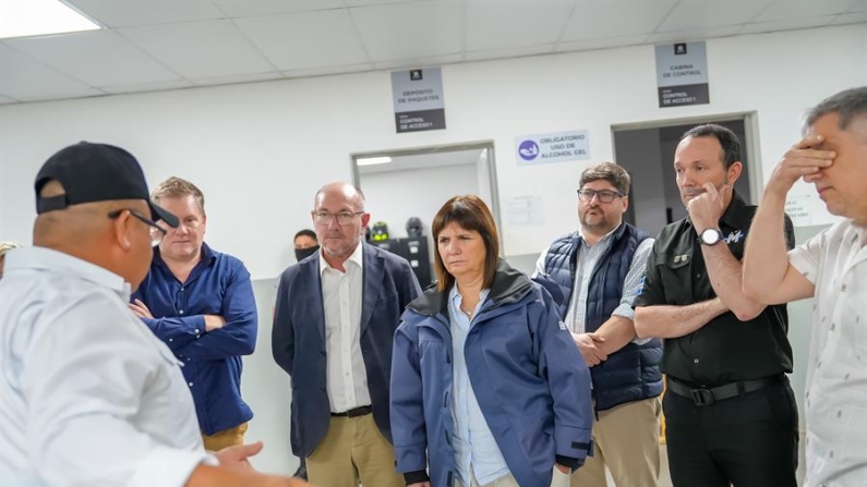 Fotografía cedida por el gobierno de El Salvador donde se observa a la ministra de seguridad de Argentina Patricia Bullrich junto a su equipo técnico durante una visita al Centro de Confinamiento del Terrorismo (Cecot) el 16 de junio de 2024, en Tecoluca (El Salvador). EFE/ Gobierno de El Salvador