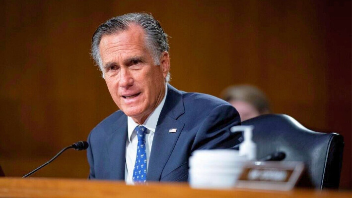 El senador Mitt Romney (R-Utah) habla durante una audiencia en Washington el 26 de abril de 2022. (Al Drago-Pool/Getty Images)