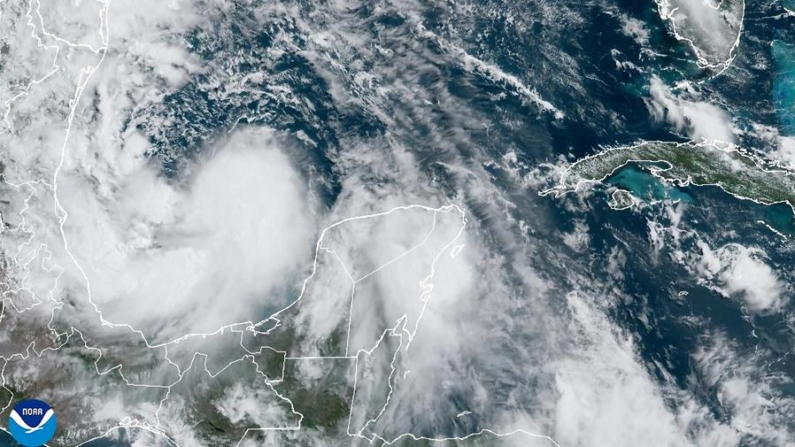 Fotografía satelital cedida por la Oficina Nacional de Administración Oceánica y Atmosférica (NOAA, en inglés) a través del Centro Nacional de Huracanes (NHC, en inglés) estadounidense donde se muestra la localización de la tormenta tropical Alberto en el Golfo de México. EFE/NOAA-NHC