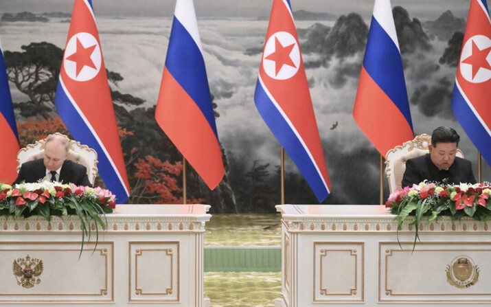 El presidente ruso Vladimir Putin (izq.) y el líder norcoreano Kim Jong Un asisten a una ceremonia de firma tras sus conversaciones bilaterales en la residencia estatal de Kumsusan en Pyongyang, Corea del Norte, el 19 de junio de 2024. (Kristina Kormilitsyna/Pool/AFP vía Getty Images)