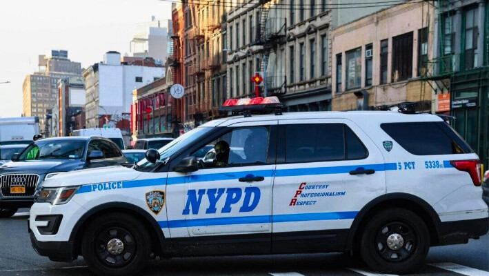 Un coche de policía atraviesa el distrito de Manhattan de la ciudad de Nueva York el 14 de enero de 2021. (Foto de archivo/Spencer Platt/Getty Images)