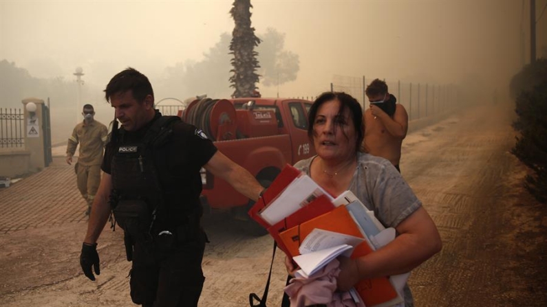 Un gran incendio que se declaró este miércoles a las afueras de Atenas, en una zona de matorral bajo, ha obligado a las autoridades ha ordenar la evacuación de miles de personas. EFE/EPA/Yannis Kolesidis/Archivo