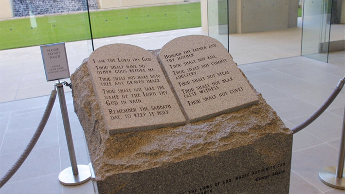 Un monumento conmemorativo de los Diez Mandamientos descansa en el vestíbulo de la rotonda del Edificio Judicial del Estado en Montgomery, Alabama, en 2022. (Gary Tramontina/Getty Images)