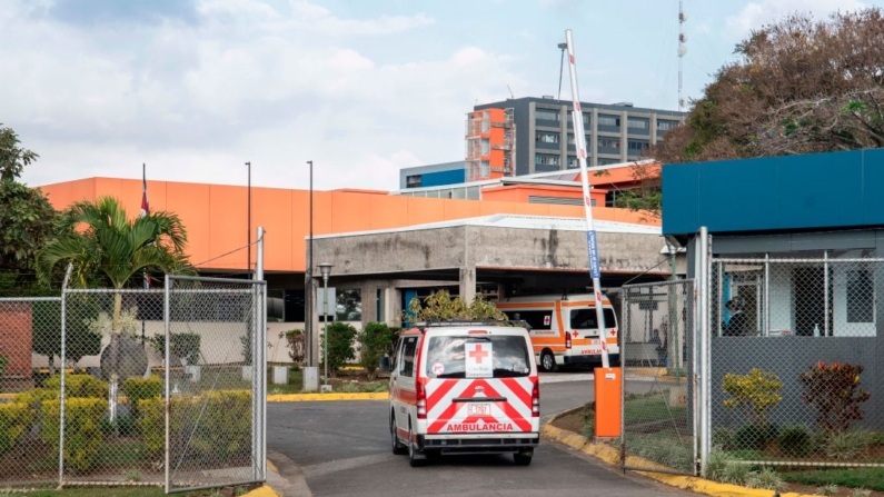 Una ambulancia se ve en San José, Costa Rica, el 12 de febrero de 2021. (Ezequiel Becerra/AFP vía Getty Images)