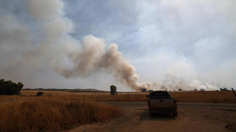 El humo provocado por un incendio se eleva en el cielo, tras los ataques desde el Líbano, cerca de Qela Alon, en los Altos del Golán anexados por Israel, el 13 de junio de 2024. EFE/EPA/Atef Safadi