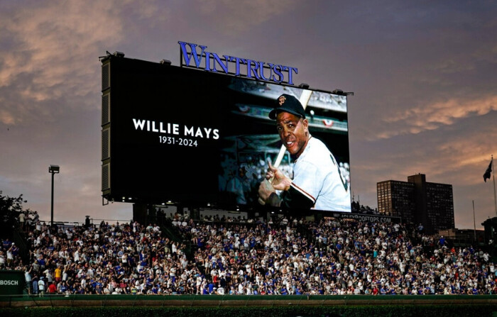 Una imagen de Willie Mays aparece en la pizarra de vídeo mientras todos guardan un minuto de silencio durante la sexta entrada de un partido entre los Chicago Cubs y los San Francisco Giants en el Wrigley Field de Chicago, Illinois, el 18 de junio de 2024. (Nuccio DiNuzzo/Getty Images)