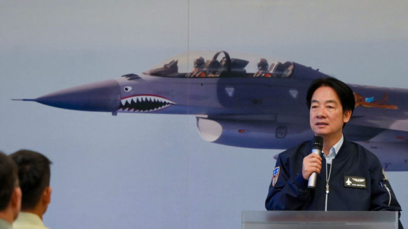 El presidente de Taiwán, Lai Ching-te, aparece con un F-16 de las fuerzas aéreas taiwanesas de fondo mientras se dirige al personal militar en la base aérea de Hualien el 28 de mayo de 2024. (Sam Yeh/AFP vía Getty Images)