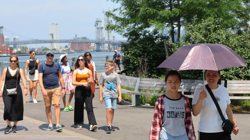 La gente camina por el Brooklyn Bridge Park en medio de una ola de calor el 19 de junio de 2024 en el barrio de Brooklyn Heights del distrito de Brooklyn en la ciudad de Nueva York (EE.UU.). (Michael M. Santiago/Getty Images)