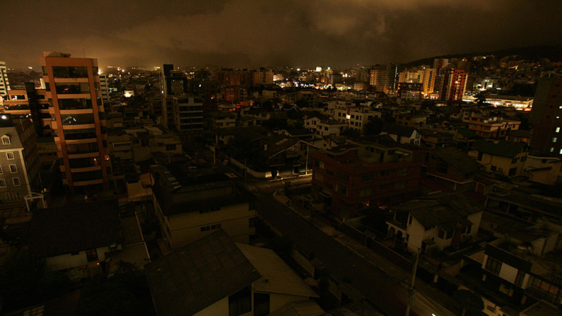 Barrios oscuros en el norte de Quito (Ecuador), durante un apagón nacional, en una fotografía de archivo. (Pablo Cozzaglio/AFP vía Getty Images)