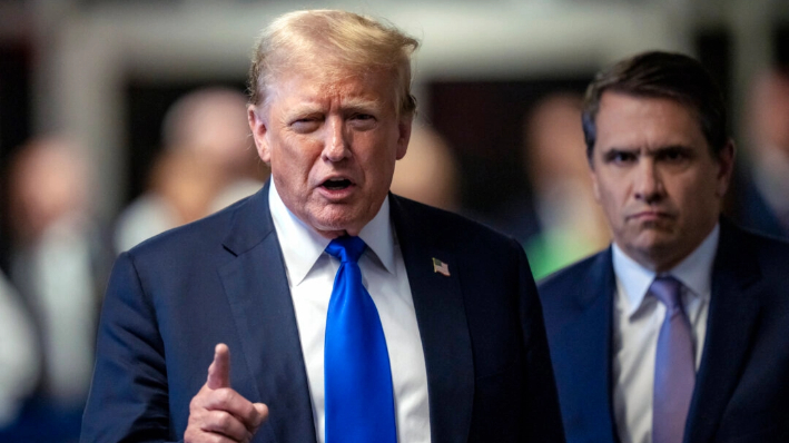 El expresidente Donald Trump habla con la prensa tras ser condenado en su juicio penal en el Tribunal Penal de Manhattan, en Nueva York, el 30 de mayo de 2024. (STEVEN HIRSCH/POOL/AFP vía Getty Images)