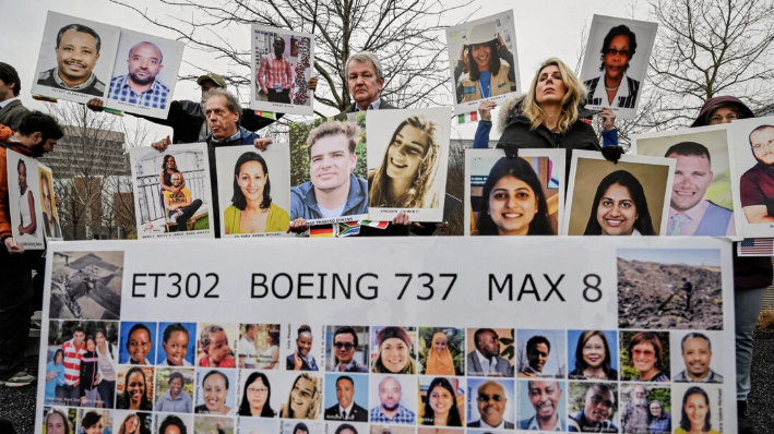 Familiares y amigos que perdieron a sus seres queridos en el accidente del Boeing 737 Max en Etiopía el 10 de marzo de 2019, realizan una protesta frente a la sede de Boeing en Arlington, Virginia, para conmemorar el cuarto aniversario del accidente el 10 de marzo de 2023. (Olivier Douliery/AFP vía Getty Images)