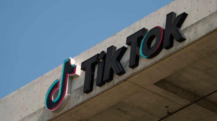 El logotipo de TikTok Inc. se muestra en su edificio en Culver City, California, el 11 de marzo de 2024. (The Canadian Press/AP-Damian Dovarganes)