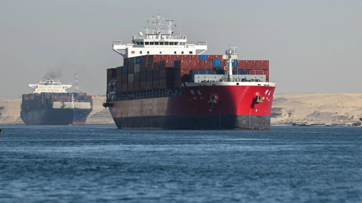 Un barco navega por el Canal de Suez hacia el Mar Rojo en Ismailia, Egipto, el 10 de enero de 2024. (Sayed Hassan/Getty Images)