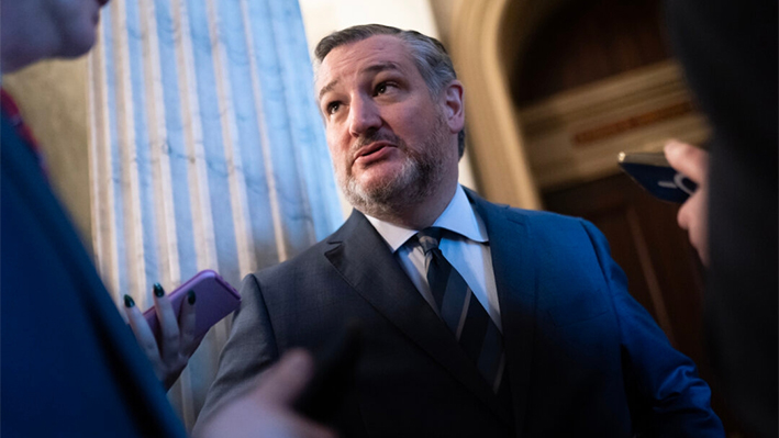 El senador Ted Cruz (R-Texas) habla con miembros de los medios de comunicación en Washington el 22 de marzo de 2024. (Nathan Howard/Getty Images)