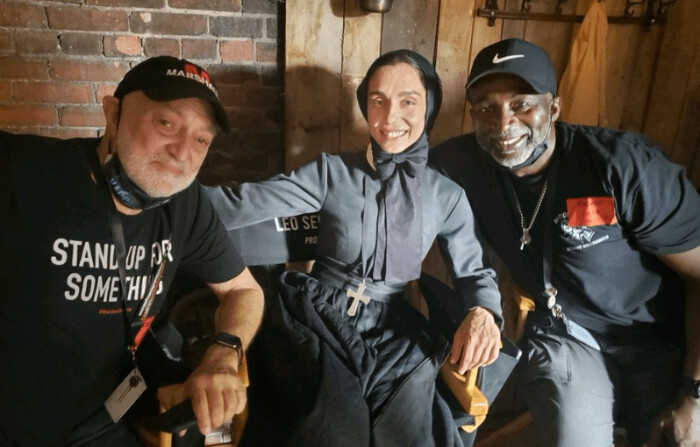 El productor Jonathan Sanger con la actriz Cristiana Del'Anna (como Madre Cabrini), y el productor asociado M. Jones en el set de la película "Cabrini". (Cortesía de Cabrini Films y Angel Studios. Foto de M. Jones)