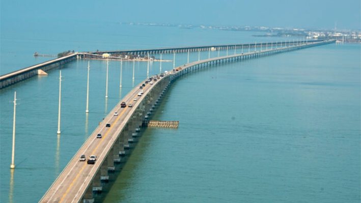 El tráfico rueda por el puente Seven Mile en Marathon, Florida, el 19 de septiembre de 2017. (Andy Newman/Florida Keys News Bureau vía Getty Images)