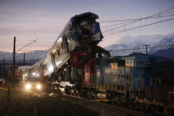 Dos locomotoras colisionaron en la comuna de San Bernardo, en el sur de la capital de Chile el 20 de junio de 2024 (EFE/ Elvis Gonzalez)