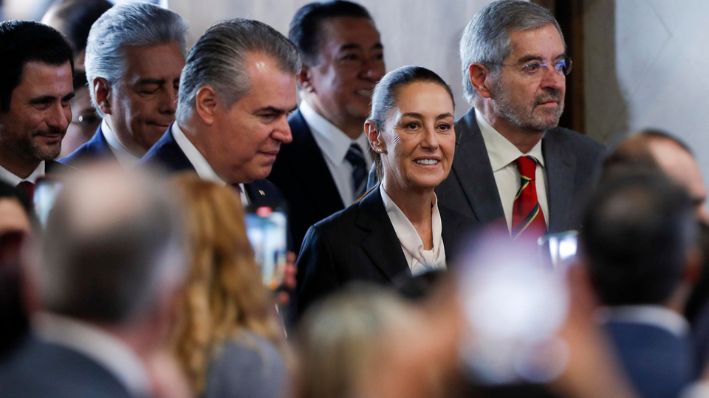 El presidente del Consejo Coordinador Empresarial, Francisco Cervantes (izq.), camina junto a la presidenta electa de México, Claudia Sheinbaum (c), a su llegada a un encuentro con empresarios este miércoles, en un hotel en la Ciudad de México, México. (EFE/ Isaac Esquivel)