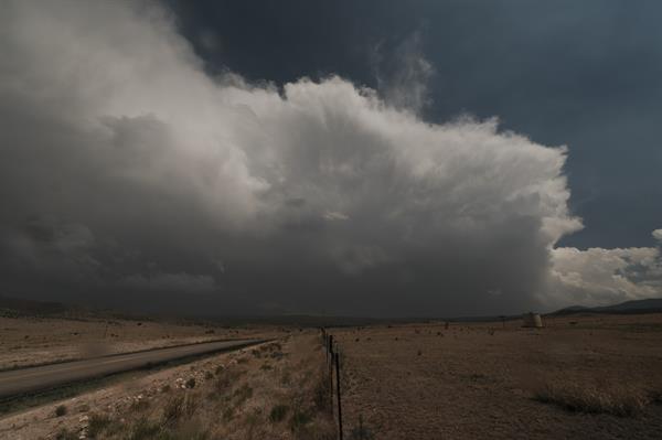 Nubes y humo del incendio de South Fork visto desde Capitán, Nuevo México, EE.UU., 19 de junio de 2024. (EFE/EPA/RAMSAY de GIVE)