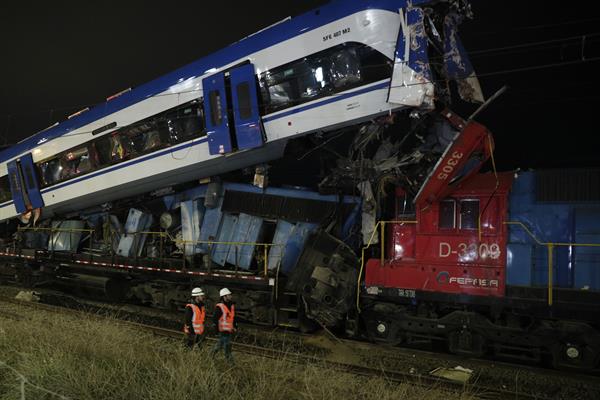 Dos locomotoras colisionaron en la comuna de San Bernardo, en el sur de la capital de Chile el 20 de junio de 2024 (EFE/ Elvis Gonzalez),