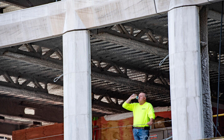 Un trabajador de la construcción toma un trago de agua durante un descanso en medio de una ola de calor, en Boston, el 19 de junio de 2024. (Joseph Prezioso/AFP vía Getty Images)