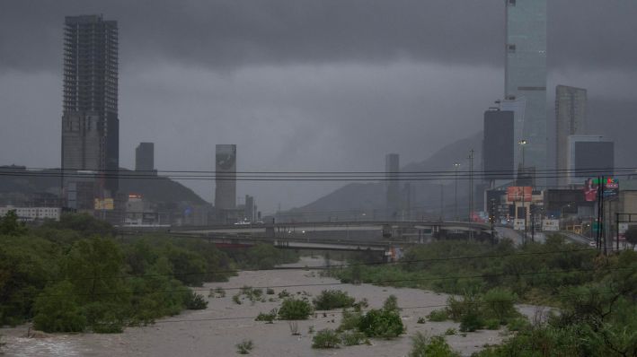 Fotografía que muestra el cielo nublado y la creciente del río Santa Catarina debido a las fuertes lluvias, este miércoles en la ciudad de Monterrey, México. (EFE/Miguel Sierra)