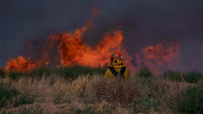 Un bombero lucha contra el incendio Max el 16 de junio de 2024, en Lancaster, California (Eric Thayer/AP)