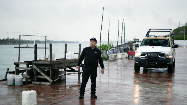 Un policía local revisa la playa Miramar antes de la llegada de la tormenta tropical Alberto en Tampico, estado de Tamaulipas, México, el 19 de junio de 2024. (Misael Valtierra/AFP vía Getty Images)