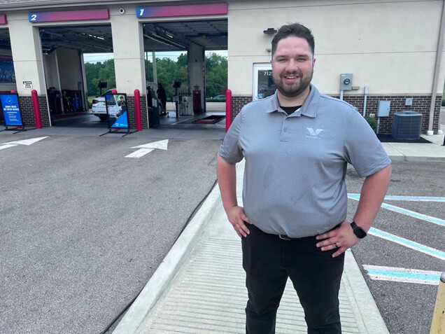 Lane McIntire, de 25 años, de Muncie, Indiana, afuera de un centro de servicio de automóviles, en Indianápolis, el 19 de junio de 2024. (Lawrence Wilson/The Epoch Times)