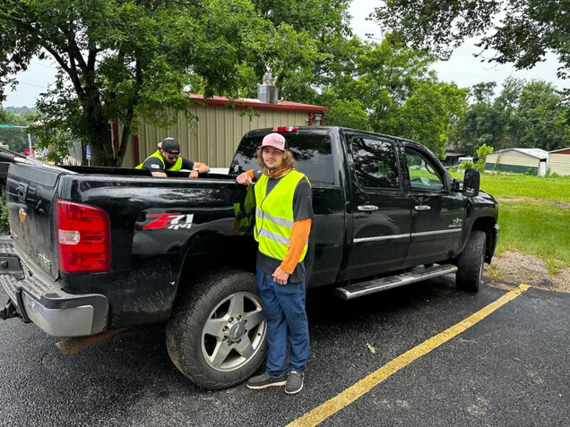 Kameron Holland, trabajador de Cuttin' Jack Tree Service, se apoya en la camioneta de su jefe afuera de un puesto de tacos en Nacogdoches, Texas, el 19 de junio de 2024. (Savannah Hulsey Pointer/The Epoch Times)