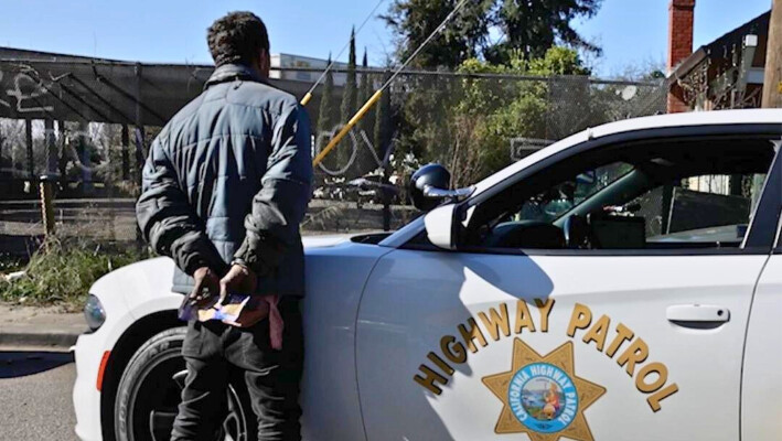 Los oficiales de la Patrulla de Caminos de California se unen a la Policía de Oakland para realizar operaciones conjuntas en un video publicado por el gobernador de California. (Oficina del gobernador Gavin Newsom/Captura de pantalla vía The Epoch Times)