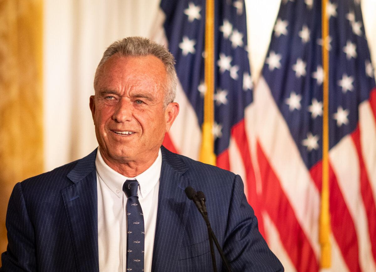 El candidato presidencial Robert F. Kennedy Jr. habla en la Biblioteca Nixon en Yorba Linda, California, el 12 de junio de 2024. (John Fredricks/The Epoch Times)