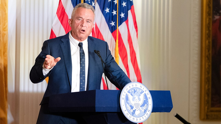 El candidato presidencial Robert F. Kennedy Jr. habla en la biblioteca Nixon en Yorba Linda, California, el 12 de junio de 2024. (John Fredricks/The Epoch Times)