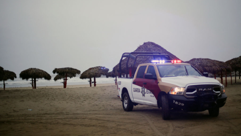 La policía local patrulla la playa Miramar antes de la llegada de la tormenta tropical Alberto en Tampico, estado de Tamaulipas, México, el 19 de junio de 2024. (Misael Valtierra/AFP vía Getty Images)