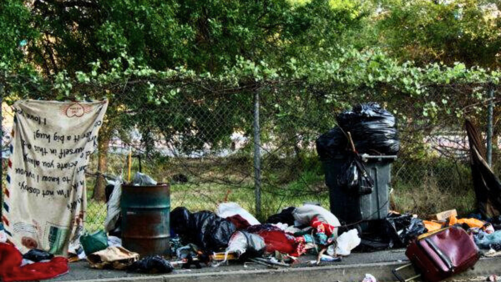 Basura en la calle después de que se barriera un campamento para personas sin hogar en Sacramento.