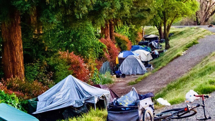 Un campamento para personas sin hogar cerca de Jibboom Street, detrás de un motel en Sacramento, visto el 8 de abril de 2024, antes de una redada realizada por las autoridades locales. (Travis Gillmore/ The Epoch Times)