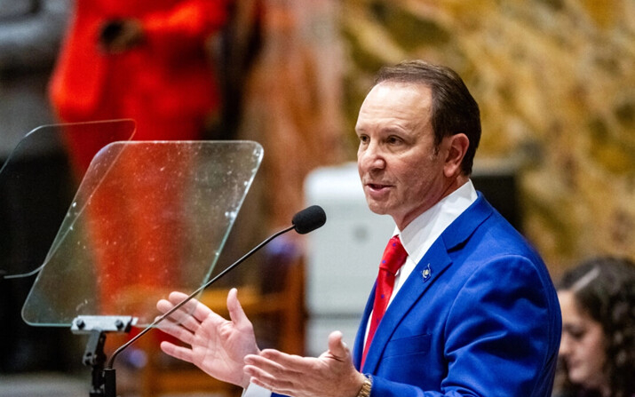 El gobernador de Luisiana, Jeff Landry, habla durante el inicio de la sesión especial en la Cámara de Representantes, en Baton Rouge, Luisiana, el 15 de enero de 2024. (Michael Johnson/The Advocate vía AP)