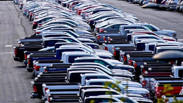 Autos sin vender almacenados en el estacionamiento del Wells Fargo Center en Filadelfia, el 28 de abril de 2020. (Foto de archivo/Mark Makela/Reuters)