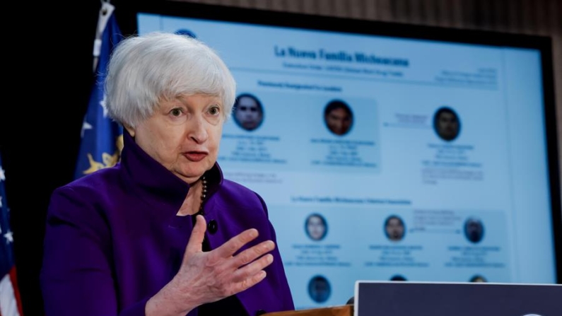 En la imagen, la secretaria del Tesoro de EE.UU., Janet Yellen. Estados Unidos anunció este jueves una serie de sanciones contra ocho líderes del cartel mexicano La Nueva Familia Michoacana por tráfico de drogas y de personas desde México hacia territorio estadounidense. EFE/EPA/Erik S. Lesser 