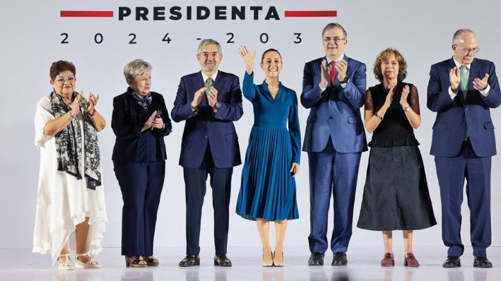 La presidenta electa de México, Claudia Sheinbaum, y parte de su gabinete durante un acto este jueves en el Museo de Economía, en Ciudad de México, México. (Cortesía: Comunicación Claudia Sheinbaum)