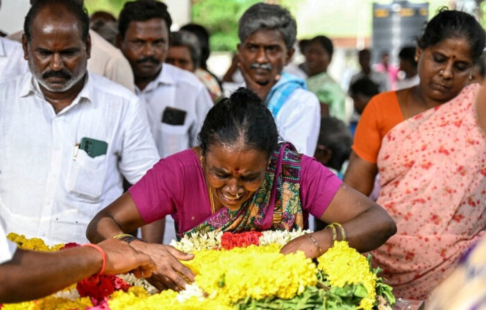 Un familiar llora junto al cadáver de una víctima que murió tras consumir alcohol ilegal tóxico en el distrito de Kallakurichi, en el estado indio de Tamil Nadu, el 20 de junio de 2024. (R.Satish Babu/AFP vía Getty Images)