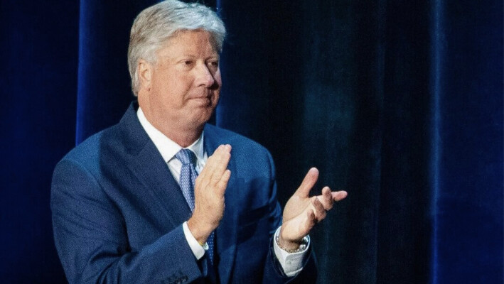 El pastor Robert Morris aplaude durante una mesa redonda en el campus de Gateway Church Dallas en Dallas el 11 de junio de 2020. (Alex Brandon/Foto AP)