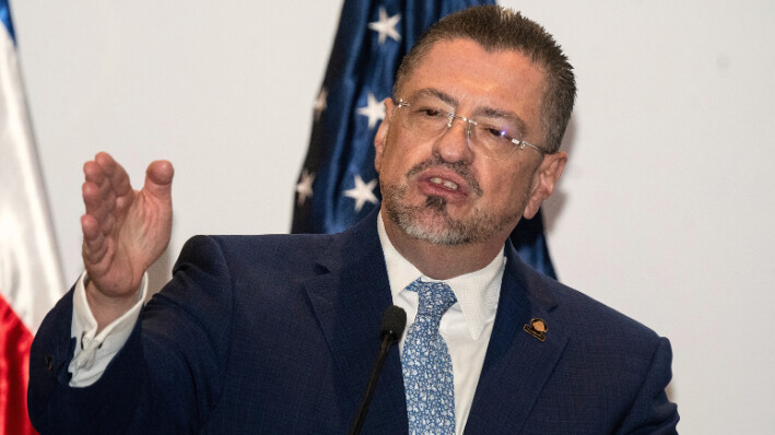 El presidente Rodrigo Chaves Robles respondió a la carta que publicaron los expresidentes de Costa Rica en respuesta a la afirmaciones del mandatario de que el país ha vivido una "dictadura perfecta durante 75 años". Una foto de archivo. 
(EZEQUIEL BECERRA/AFP via Getty Images)