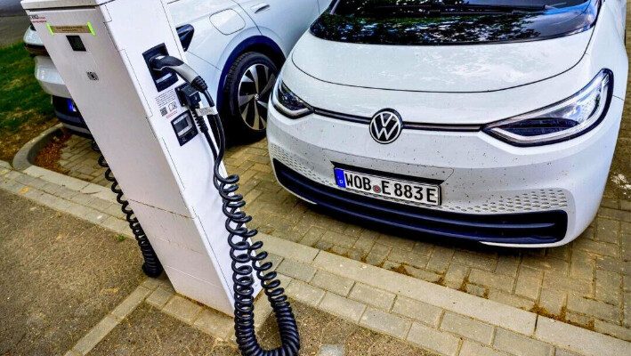 Un automóvil eléctrico Volkswagen estacionado frente a una estación de carga en Salzgitter, en el centro-norte de Alemania, el 18 de mayo de 2022. (John Macdougall/AFP vía Getty Images)