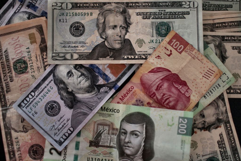 Peso mexicano abre con caída de más del 2 % frente al dólar tras victoria de Trump