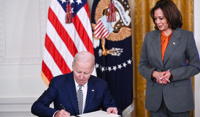 El presidente Joe Biden firma una orden ejecutiva en el Salón Este de la Casa Blanca el 30 de octubre de 2023. (BRENDAN SMIALOWSKI/AFP vía Getty Images)