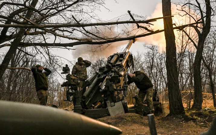 Soldados ucranianos disparan un obús M777 contra posiciones rusas cerca de Bajmut, en el este de Ucrania, el 17 de marzo de 2023. (Aris Messinis/AFP vía Getty Images)