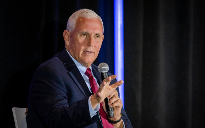 El exvicepresidente Mike Pence habla en un almuerzo organizado por la Comisión de Ética y Libertad Religiosa durante una reunión anual de la Convención Bautista del Sur, en Indianápolis, el 11 de junio de 2024. (Doug McSchooler/AP)